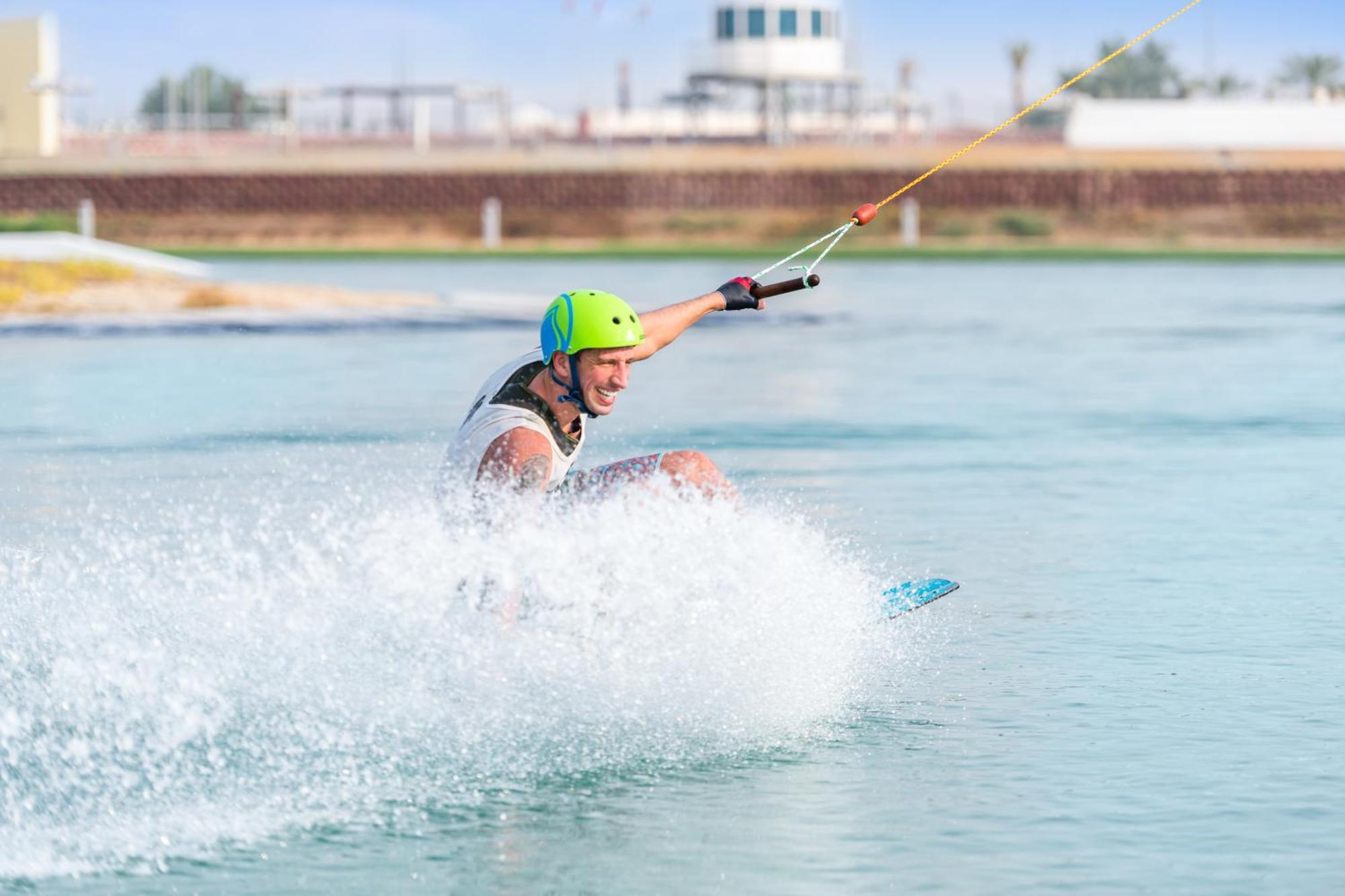 Marriott Hotel Al Forsan, אבו דאבי מראה חיצוני תמונה A wakeboarder