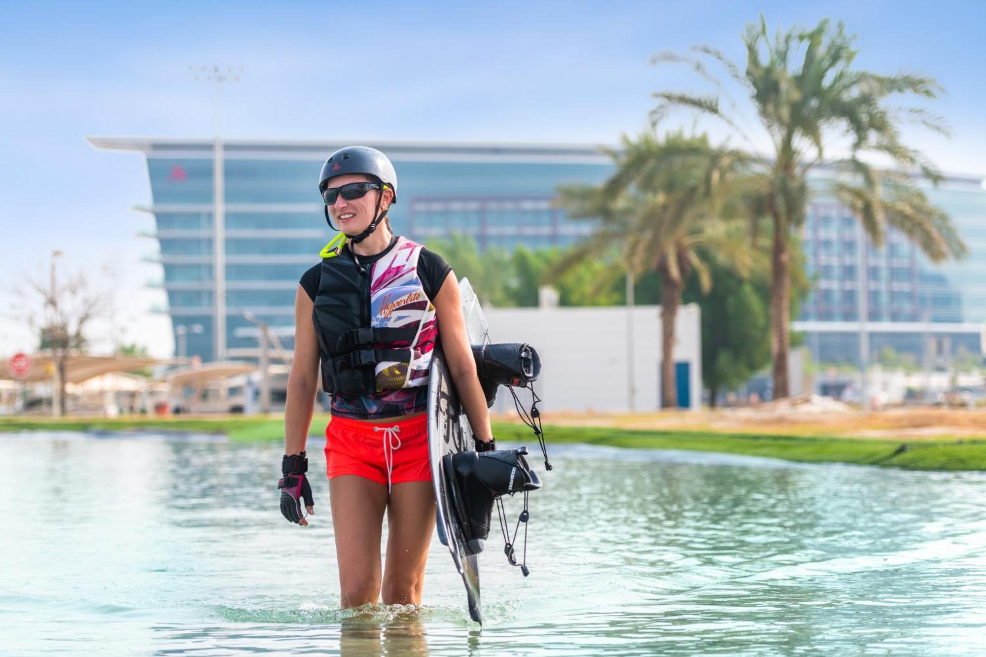 Marriott Hotel Al Forsan, אבו דאבי מראה חיצוני תמונה A woman wearing a life jacket