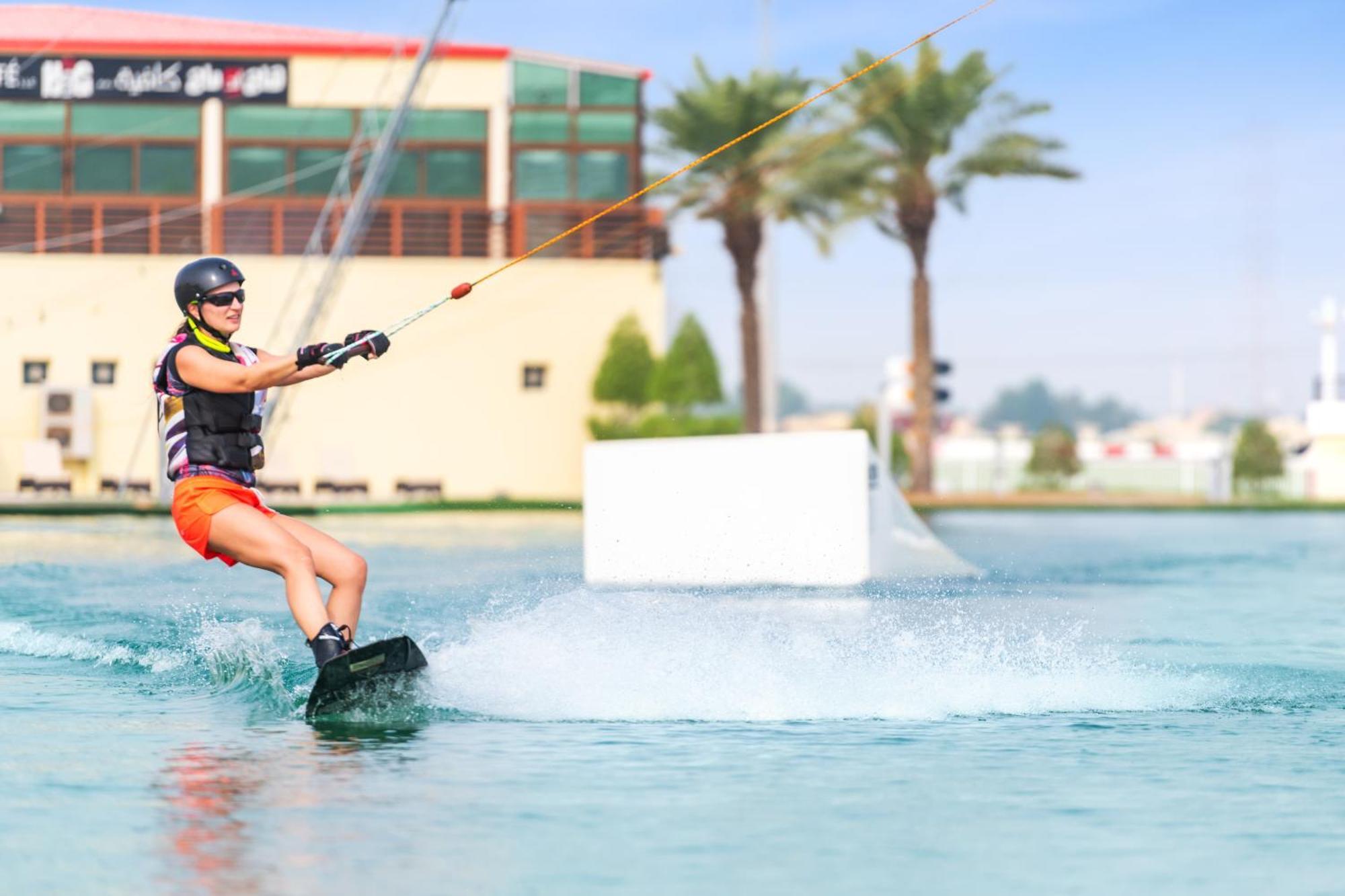 Marriott Hotel Al Forsan, אבו דאבי מראה חיצוני תמונה A woman wakeboarding
