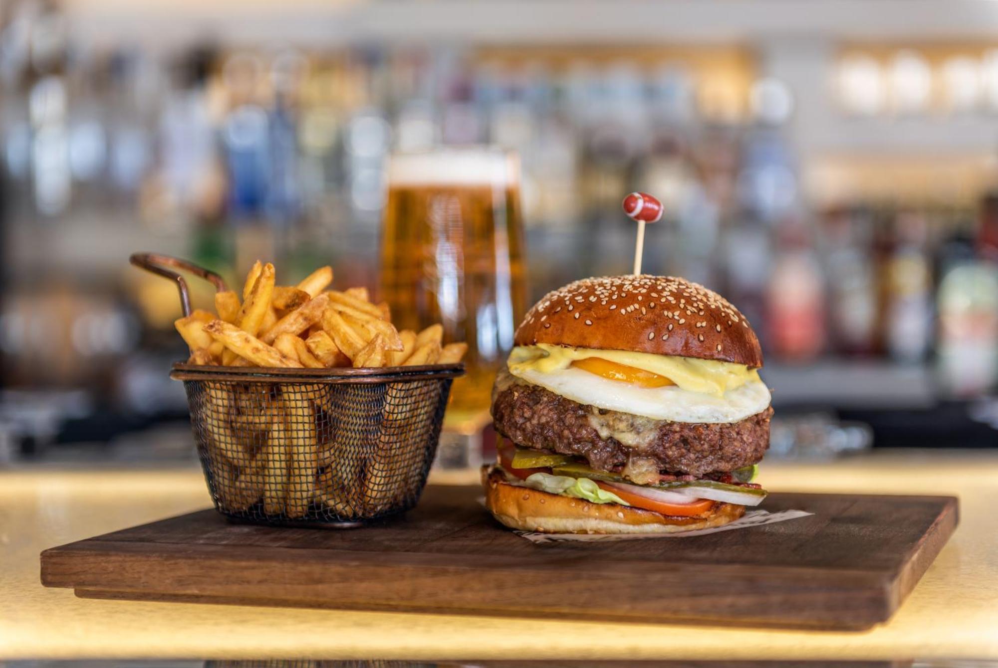 Marriott Hotel Al Forsan, אבו דאבי מראה חיצוני תמונה A burger with chips