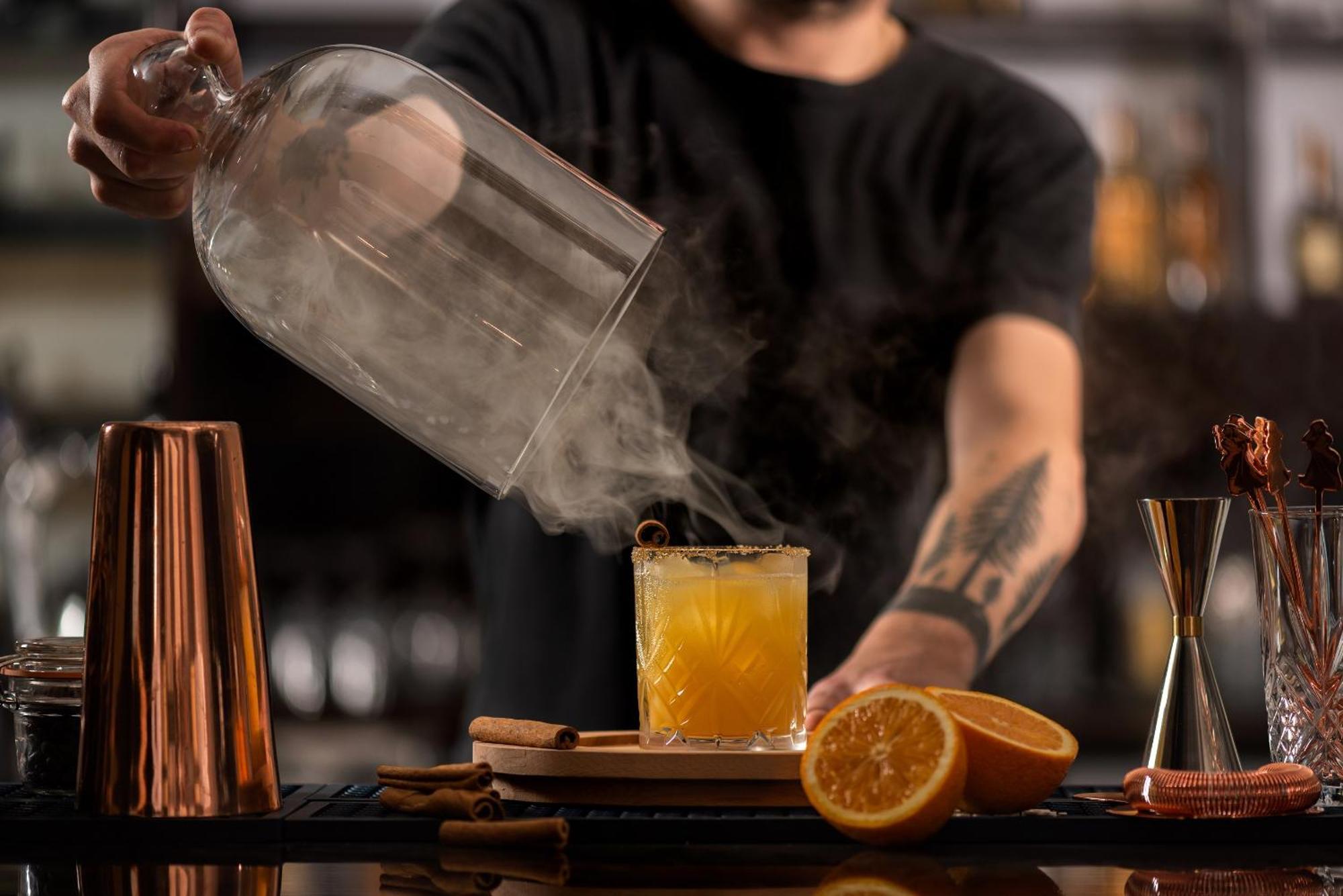 Marriott Hotel Al Forsan, אבו דאבי מראה חיצוני תמונה A bartender preparing a cocktail