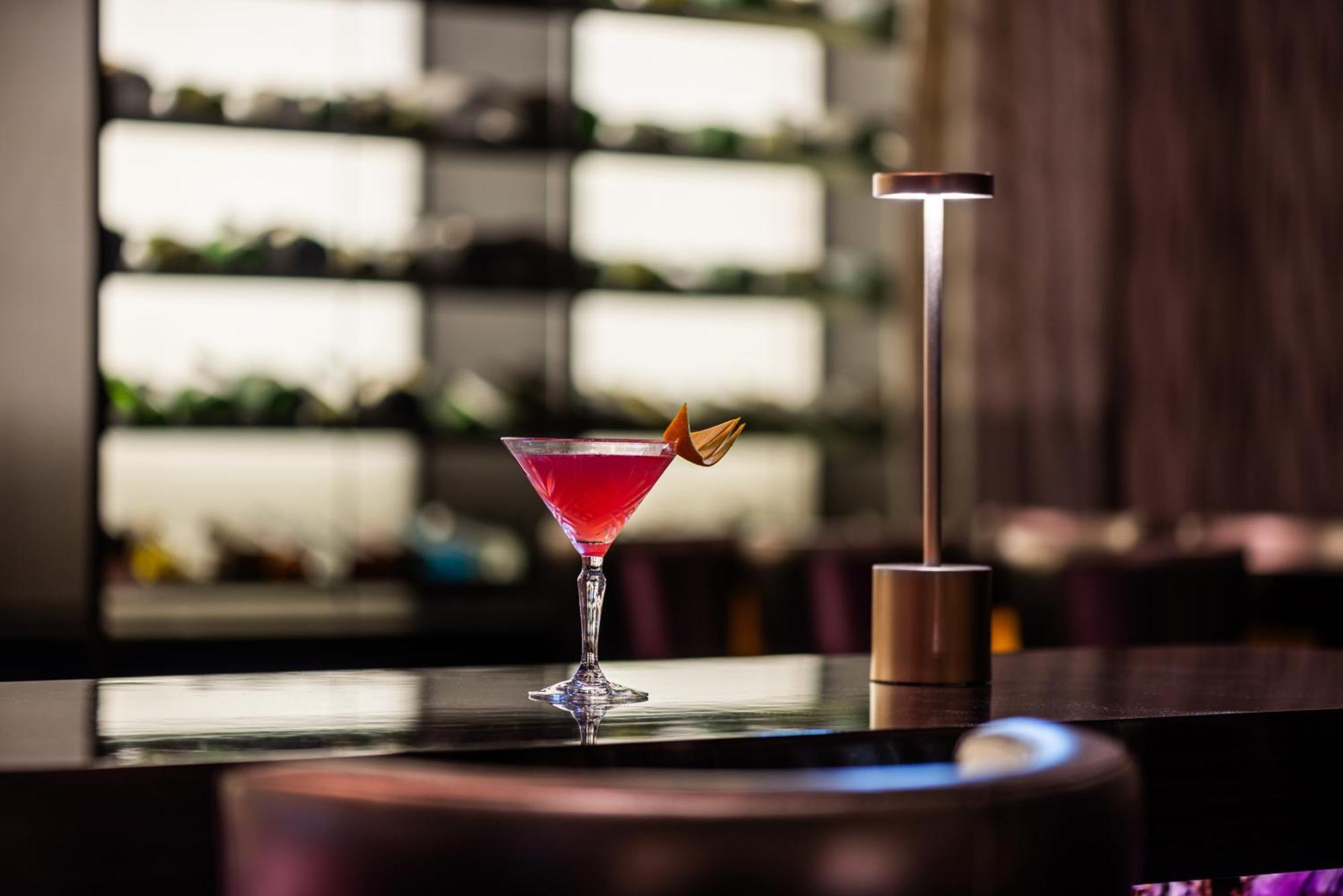 Marriott Hotel Al Forsan, אבו דאבי מראה חיצוני תמונה A cocktail at the bar