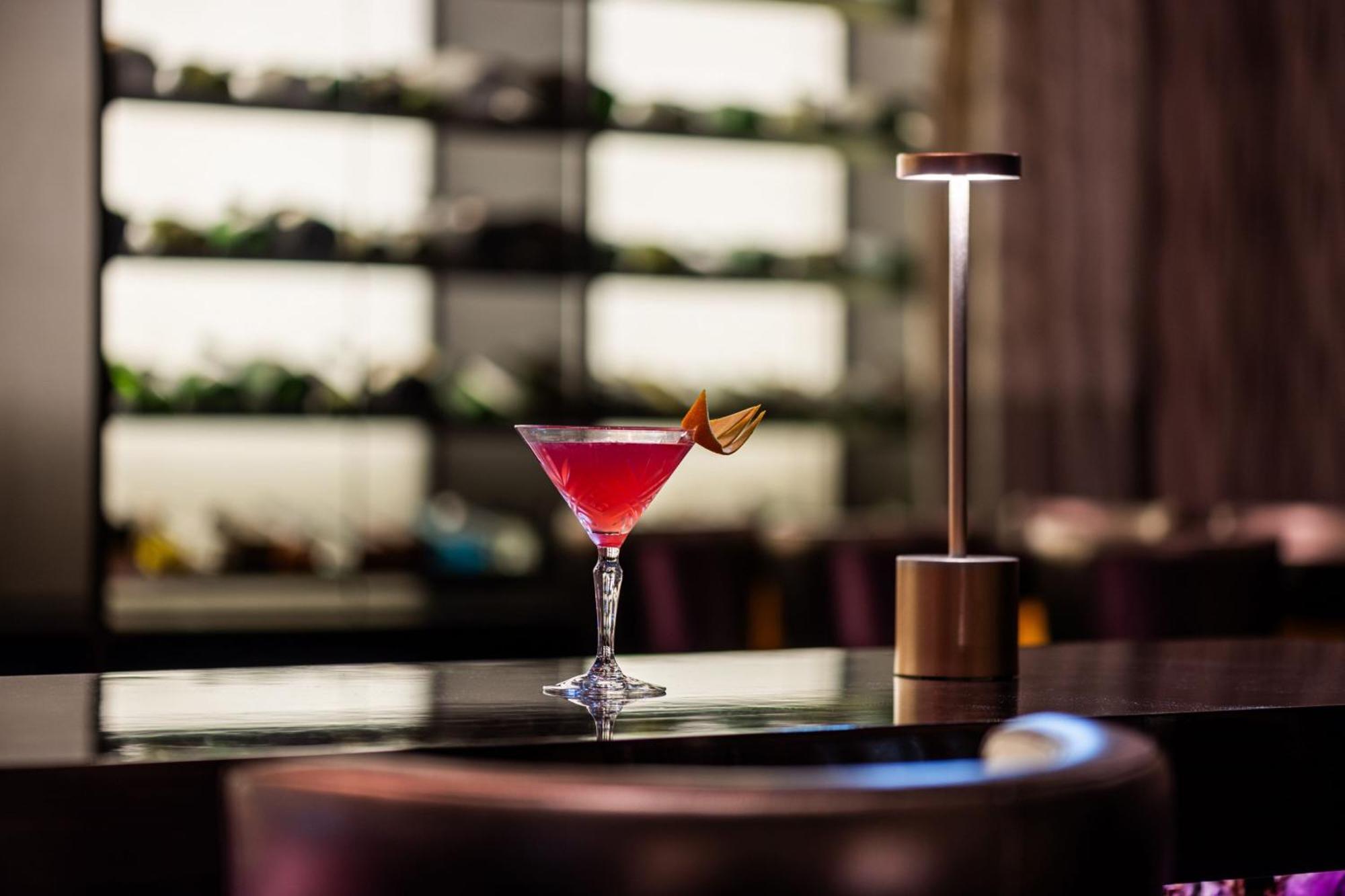 Marriott Hotel Al Forsan, אבו דאבי מראה חיצוני תמונה A cocktail at the bar