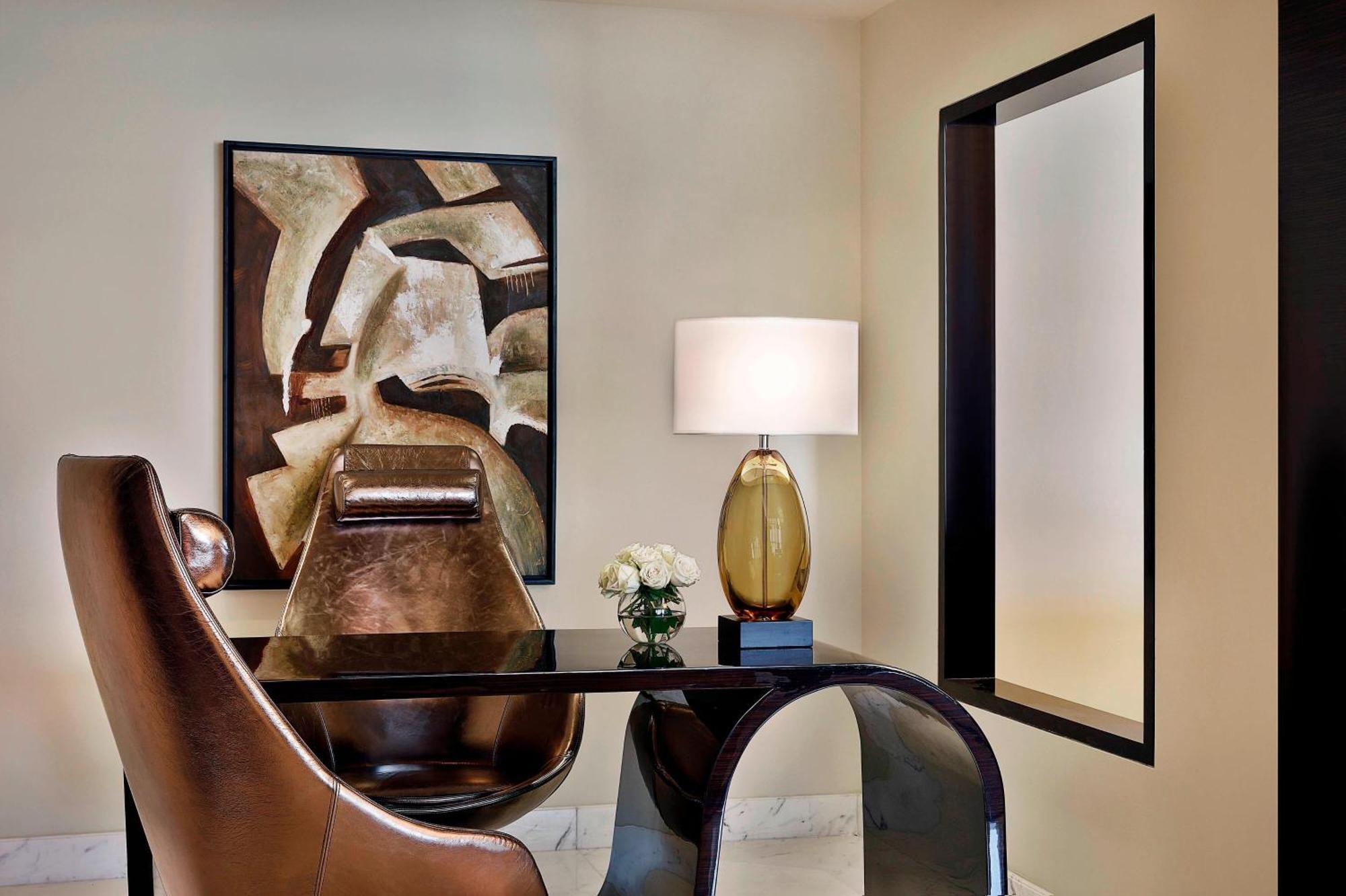 Marriott Hotel Al Forsan, אבו דאבי מראה חיצוני תמונה A room with a table and chairs