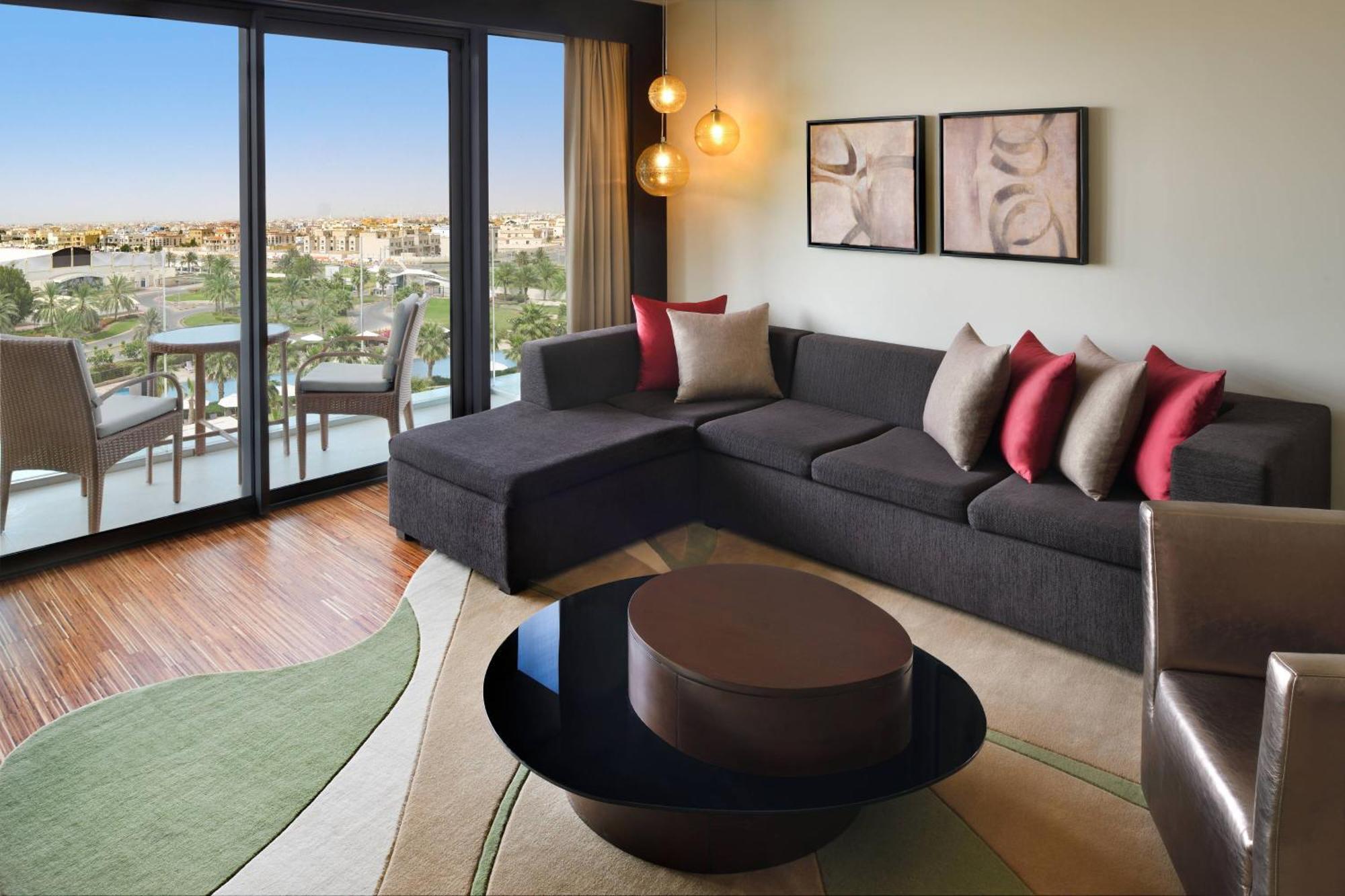 Marriott Hotel Al Forsan, אבו דאבי מראה חיצוני תמונה A living room at the Jumeirah Emirates Towers Hotel